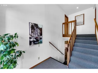 Photo #5: 24647352 Listing