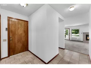 Photo #6: 24647352 Listing