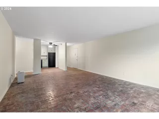 Photo #4: 24650145 Listing