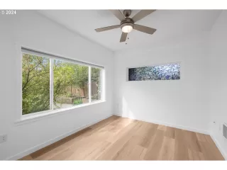 Photo #5: 24652402 Listing