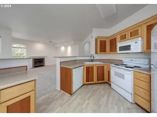 Photo #5: 24654319 Listing