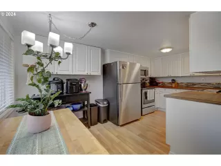 Photo #6: 24655153 Listing