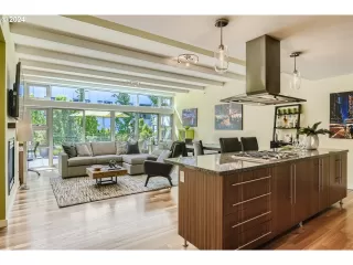 Photo #2: 24656019 Listing