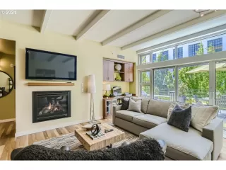 Photo #5: 24656019 Listing