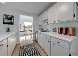 Photo #6: 24656307 Listing