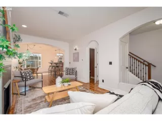 Photo #5: 24656976 Listing