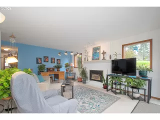 Photo #5: 24658319 Listing