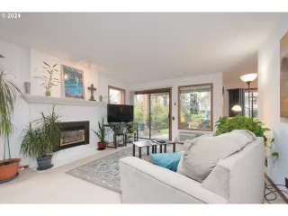 Photo #6: 24658319 Listing