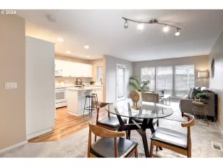 Photo #6: 24658351 Listing