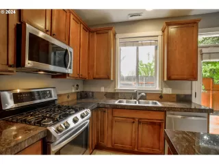 Photo #6: 24658681 Listing