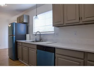 Photo #5: 24658775 Listing