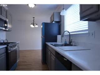 Photo #6: 24658775 Listing