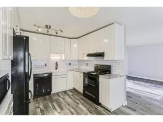 Photo #5: 24659242 Listing