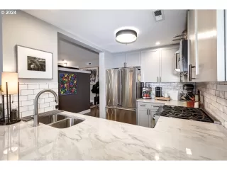Photo #3: 24659920 Listing