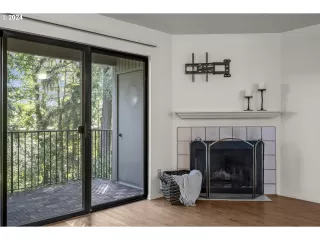 Photo #5: 24660372 Listing