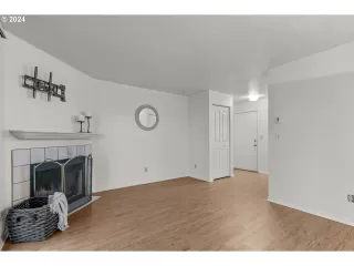 Photo #6: 24660372 Listing