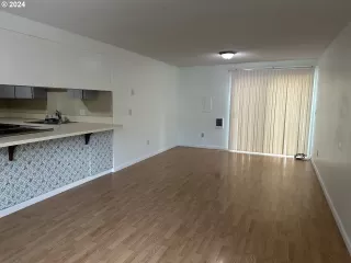 Photo #4: 24661955 Listing