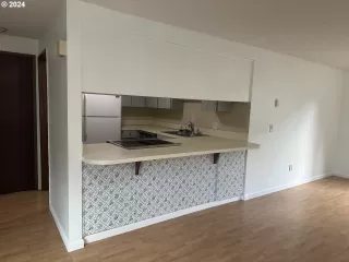 Photo #5: 24661955 Listing