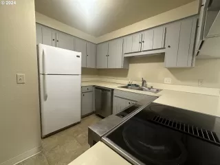 Photo #6: 24661955 Listing