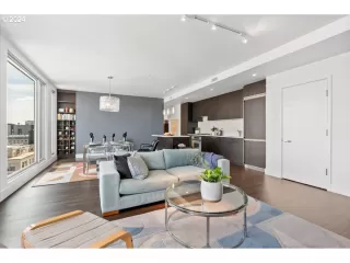 Photo #5: 24662362 Listing