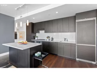 Photo #6: 24662362 Listing