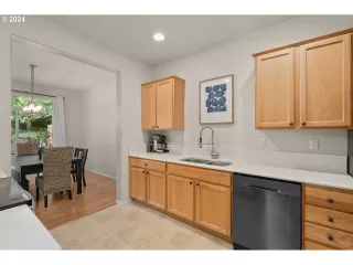 Photo #5: 24663332 Listing