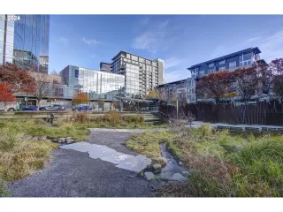 Photo #5: 24667298 Listing