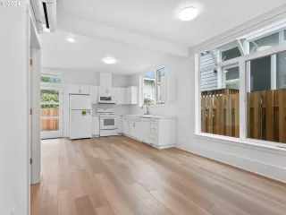 Photo #4: 24667570 Listing