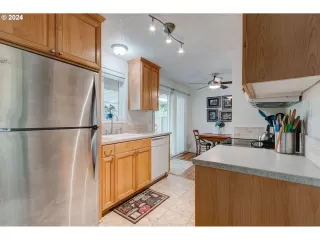 Photo #2: 24667629 Listing