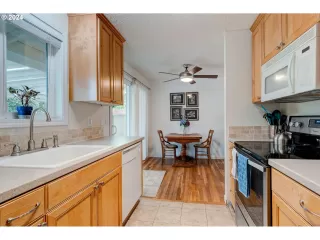 Photo #3: 24667629 Listing