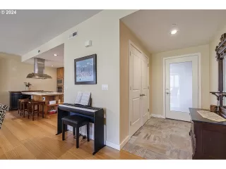 Photo #4: 24670145 Listing