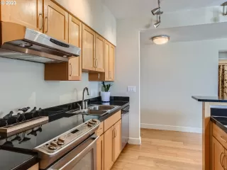 Photo #5: 24670575 Listing