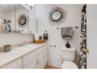 Photo #2: 24674595 Listing