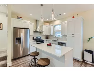 Photo #4: 24674613 Listing