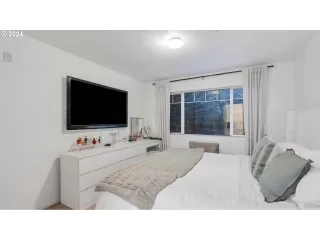 Photo #5: 24675229 Listing