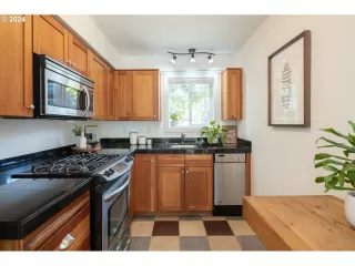 Photo #5: 24675852 Listing