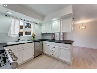 Photo #4: 24682105 Listing