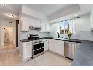 Photo #5: 24682105 Listing