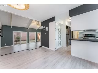 Photo #6: 24682105 Listing