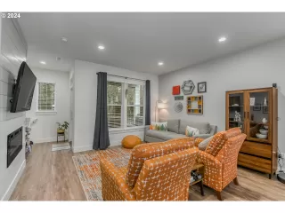 Photo #4: 24682916 Listing