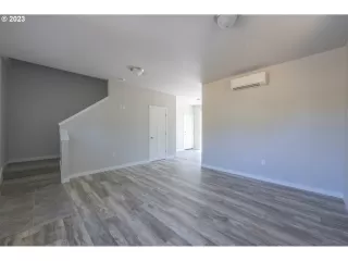 Photo #3: 24682933 Listing