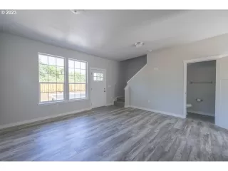 Photo #4: 24682933 Listing