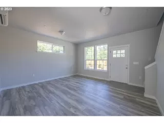 Photo #5: 24682933 Listing