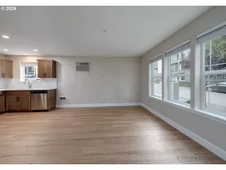 Photo #6: 24683381 Listing