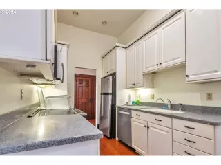 Photo #4: 24683578 Listing