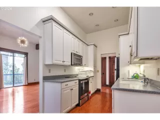 Photo #5: 24683578 Listing