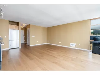 Photo #4: 24686008 Listing