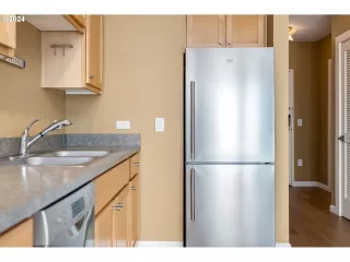 Photo #5: 24686008 Listing