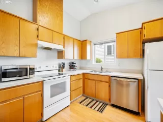 Photo #6: 24686949 Listing