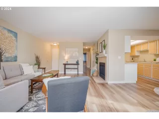 Photo #4: 24692201 Listing